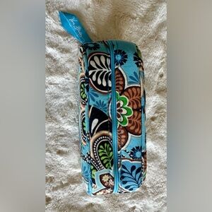Vera Bradley zip close sunglass glasses case. Large blue.